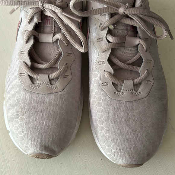 Nike Legend Essential 2 Platinum Violet -Size 8 - Picture 2 of 6